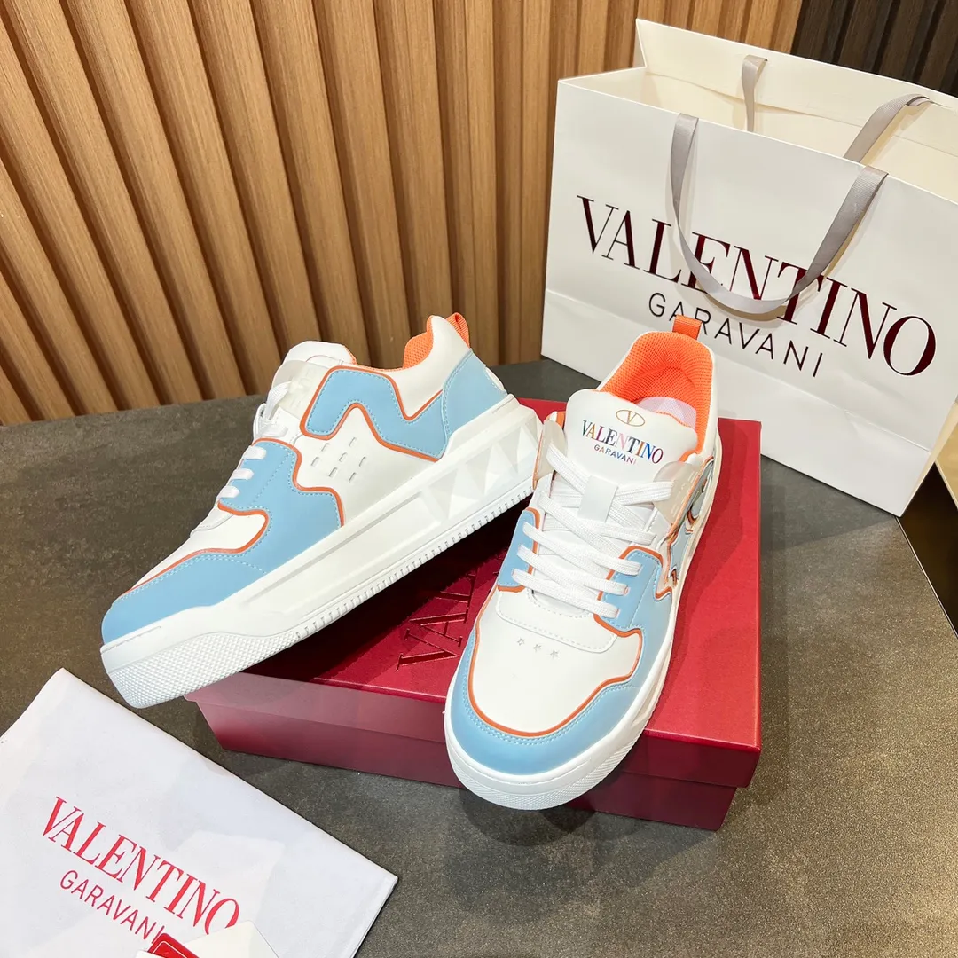 👟👟Ex-factory price 660👟👟 𝑽𝒂𝒍𝒆𝒏𝒕𝒊𝒏𝒐Valentino 𝑶𝒏𝒆𝑺𝒕𝒖𝒅 Couple casual sports shoes series Valentino 2024 new couple sports shoes are on sale. The original ZP was purchased and dismantled. Repeated pattern making and modification. I tried my best to restore it one to one! Top luxury masterpiece Signature five-pointed star design Soft and comfortable genuine leather with contrasting colors brings excellent and elegant texture and excellent on-foot comfort Top purchasing version upper: imported calfskin surface/original oil edge craftsmanship Outsole: original development 𝐓𝐏𝐔 two-color combination outsole Packaging: original configuration complete package Code number: 34-𝟒𝟓
